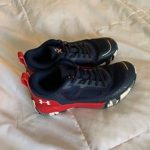 Boy under armour tennis shoes